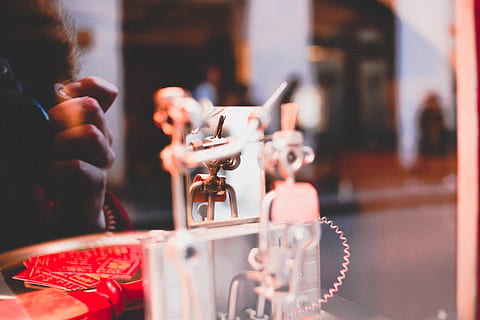robot, électronique, écrou, des noisettes, miroir, réflexion, chose, objet, l'amour de soi, visage, beaty, maquillage, une personne, adulte, mise au point sélective, en portant, fermer, culture artistique et divertissement, se concentrer sur le premier plan, Hommes, La technologie, progéniture, journée, personnes accessoires, en plein air, affaires, la fenêtre, mâles, femmes, 5K, CC0, domaine public, libre de droits