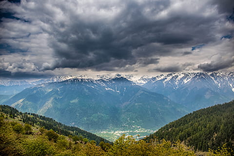 montagna Verde, nuvole, freddo, luce del giorno, giorno, foresta, verde, alto, paesaggio, maestoso, vette, catena montuosa, montagne, natura, all'aperto, scenario, panoramico, vista, cielo, la neve, alberi, inverno, boschi, nuvola - cielo, montagna, ambiente, scenics - natura, bellezza nella natura, viaggio, albero, pianta, terra, destinazioni di viaggio, la tranquillità, scena tranquilla, scena non urbana, nessuno, montagna innevata, picco di montagna, albero di conifere, Pino, bosco di pini, 5K, CC0, dominio pubblico, privo di copyright