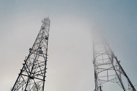 Austràlia, mount stuart, vista d’angle baix, cel, estructura construïda, arquitectura, alta - alta, cap gent, tecnologia, naturalesa, torre, metall, connexió, a l'aire lliure, dia, indústria, electricitat, desenvolupament, piló d’electricitat, còpia espai, cel clar, Font d'alimentació, comunicacions globals, 5K, CC0, domini públic, lliure de regalies