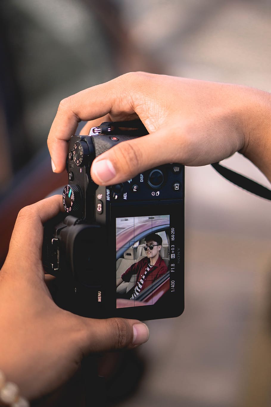 càmera dslr negra, humà, persona, electrònica, càmera, dit, sony, a7ii, model, marc complet, accessori, accessoris, ulleres de sol, càmera digital, fotògraf, pell, càmera de vídeo, foto, fotografia, teixir, telèfon, mà humana, mà, temes de fotografia, celebració, part del cos humà, càmera - equip fotogràfic, tecnologia, fotografiar, una persona, centrar-se en primer pla, activitat, equip fotogràfic, ocupació, primer pla, persones reals, activitat d'oci, a l'aire lliure, càmera slr, rodatge, 5K