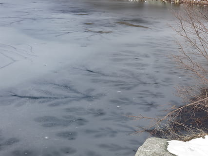 Eismuster, Wasser, keine Leute, Tag, Natur, High Angle View, See, draußen, Ruhe, Reflexion, Schönheit in der Natur, kalte Temperatur, gewellt, Winter, Pflanze, Ufergegend, ruhige Szene, Nicht-städtische Szene, flach, 4K, CC0, gemeinfrei, lizenzfrei