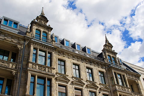 Alemania, Berlina, nube, nublado, ciudad, paisaje urbano, fotografía, decoración, reflexión, soleado, verano, azul, edificio, Times Square, vacaciones, aventuras, explorar, techo, en la azotea, ventana, exterior del edificio, arquitectura, estructura construida, nube - cielo, vista de ángulo bajo, cielo, día, nadie, naturaleza, destinos de viaje, al aire libre, historia, el pasado, viaje, gobierno, turismo, apartamento, 5K, CC0, dominio público, libre de derechos