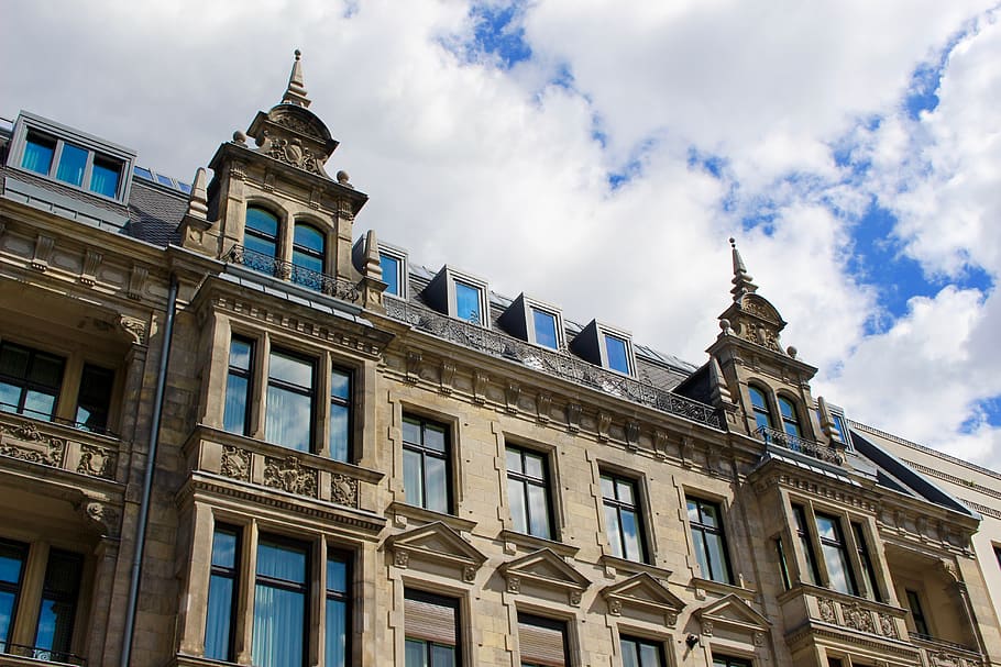 Alemanya, Berlín, núvol, ennuvolat, ciutat, paisatge urbà, fotografia, decoració, reflexió, assolellat, estiu, blau, edifici, Times Square, festa, aventura, explorar, sostre, terrat, finestra, exterior de l'edifici, arquitectura, estructura construïda, núvol - cel, vista d’angle baix, cel, dia, cap gent, naturalesa, destinacions de viatge, a l'aire lliure, història, el passat, viatjar, govern, turisme, apartament, 5K
