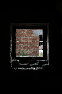 la fenêtre, foncé, abandonné, cassé, vue, encadrement, Cadre, noir, de mauvaise humeur, des briques, bâtiment abandonné, explorant, explorer, aventure, inconnu, effrayant, hanté, le suspense, horreur, architecture, mur, structure construite, mur de briques, brique, bâtiment, journée, extérieur du bâtiment, personne, construction de murs, vieux, en plein air, espace de copie, maison, la nature, endommagé, détérioration, 5K, CC0, domaine public, libre de droits