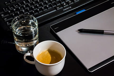 bianca, ceramica, tazza, accanto, bicchiere, caffè, composizione, dati, scrivania, bere, elettronica, Internet, tastiera, il computer portatile, ufficio, professione, ricerca, natura morta, tecnologia, lavoro, posto di lavoro, cibo e bevande, rinfresco, in casa, tavolo, freschezza, attrezzature domestiche, nessuno, cibo, vista dall'alto, computer, avvicinamento, tastiera del computer, vasellame, piccolo gruppo di oggetti, 5K, CC0, dominio pubblico, privo di copyright