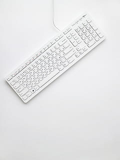 blanc, corda, teclat d’ordinador, superfície, mínim, teclat, tipus, botó, carta, tecnologia, minimalista, minimalisme, pis pla, ordinador, escriptori, espai de treball, lloc de treball, teclat blanc, tir de l'estudi, fons blanc, a l'interior, cap gent, equips informàtics, comunicació, còpia espai, vista d’angle alt, directament a sobre, Color blanc, connexió, negocis, sol objecte, oficina, tecnologia sense fils, tallar, 5K, CC0, domini públic, lliure de regalies
