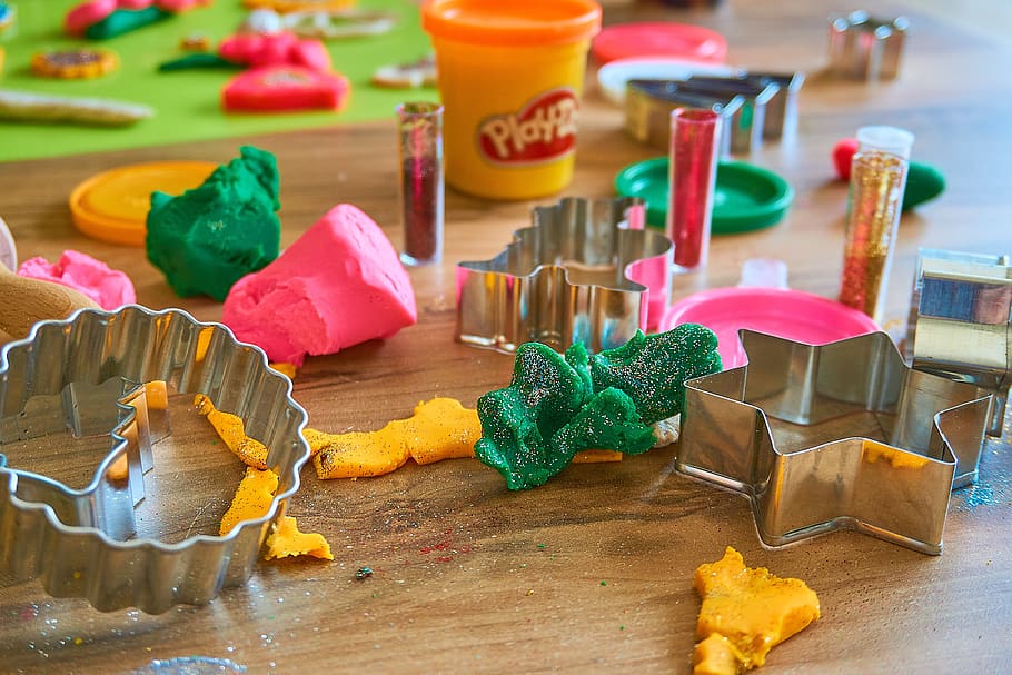 plastilina, creatiu, creativitat, fantasia, enfornar, juguetear, nens, jugar, diversió, joguines, oci, colorit, color, purpurina, cookies, pastís, tallar, desenrotllar, forma, nen, a l'interior, taula, primer pla, menjar i beguda, natura morta, cap gent, menjar, multicolor, tir de l'estudi, centrar-se en primer pla, elecció, variació, material de fusta, gran grup d'objectes, desordenat, art i artesania, vista d’angle alt, color verd, safata, 5K