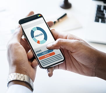 henkilö, tilalla, musta, älypuhelin, analyysi, analytiikka, kännykkä, tarkkailun, data, laite, elektroniikka, käsissä, raportti, kuvaruutu, kosketusnäyttö, käsi, ihmisen käsi, langaton tekniikka, tekniikka, viestintä, kannettava tietoväline, yhteys, ihmiskehon osa, lähikuva, puhelin, elämäntavat, yksi henkilö, oikeita ihmisiä, teksti, aikuinen, ulkona, sormi, 1080P, CC0, public domain, rojaltivapaa