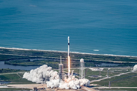 latający, rakieta, powietrze, dzień, Start rakiety, satelita, Spacex, woda, morze, żadnych ludzi, Natura, wysoki kąt widzenia, dym - struktura fizyczna, zanieczyszczenie, wylądować, piękno natury, ruch, na dworze, scenics - natura, kwestie ochrony środowiska, transport, podróżować, środowisko, cele podróży, zimna temperatura, zanieczyszczenie powietrza, 2K, CC0, domena publiczna, darmowe zdjęcia