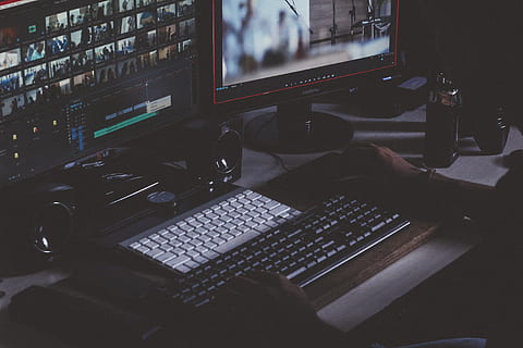 , tecnologia, computador, equipamentos de informática, monitor de computador, teclado de computador, teclado, dentro de casa, comunicação, conexão, mobília, mouse de computador, mesa, desktop PC, ninguém, equipamento, tecnologia sem fio, ao controle, Internet, equipamento de audio, 5K, CC0, domínio público, royalty free