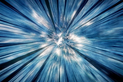 oben, Bäume, Licht, Zoomen, Bewegung, Beschleunigung, Geschwindigkeit, Blau, Eis, Winter, Schnee, Strahlen, abstrakt, Hintergründe, Vollbild, Licht - natürliches Phänomen, explodiert, beleuchtet, keine Leute, Himmel, Bewegungsunschärfe, Muster, Nacht-, Natur, glänzend, futuristisch, Unscharf gestellt, draußen, abstrakte Hintergründe, hell, 4K, CC0, gemeinfrei, lizenzfrei