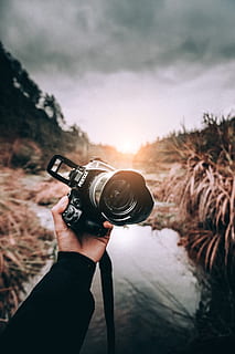 orang, memegang, kamera dslr, mengaburkan, latar belakang kabur, kamera, lensa kamera, merapatkan, digital, kamera digital, elektronik, fokus, tangan, pemandangan, lensa, modern, alam, optik, indah, langit, matahari terbenam, air, memakai, zoom, lensa zoom, tangan manusia, tema fotografi, orang sungguhan, bagian tubuh manusia, satu orang, kamera - peralatan fotografi, peralatan fotografi, fokus pada latar depan, teknologi, orang yang tidak dikenal, memotret, kegiatan waktu luang, perspektif pribadi, aktivitas, tanah, di luar rumah, bagian tubuh, jari, juru potret, kamera digital lensa tunggal, 5K, CC0, domain publik, bebas royalti