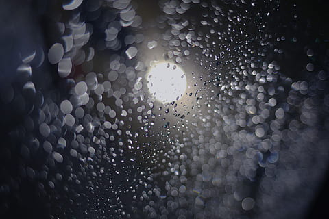 regn, glas, afspejling, lys, midnat, dråbe, våd, vand, glas - materiale, vindue, fuld ramme, gennemsigtig, mønster, baggrunde, ingen mennesker, indendørs, tæt på, natur, regndråbe, linseflare, belyst, regntiden, 5K, CC0, offentligt domæne, royaltyfrie