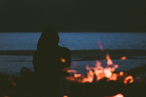silhuet, kvinde, sidder, kysten, bål, nat, brænding, brand - naturligt fænomen, ild, flamme, mennesker, fritidsaktivitet, ydeevne, varme - temperatur, bevægelse, gruppe af mennesker, natur, voksen, spille, kunstkultur og underholdning, afkom, udendørs, skumring, lejrbål, 5K, CC0, offentligt domæne, royaltyfrie