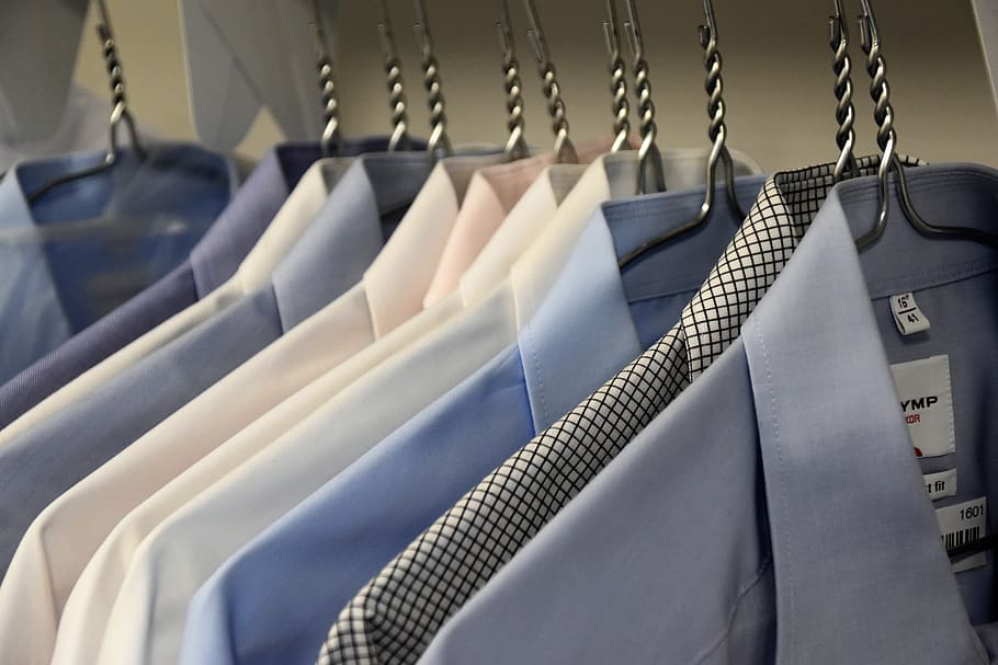 sortierte Farbe, formal, Anzugsjacken, hängend, Kleiderbügel, Kleidung, Verkauf, Geschäft, in einer Reihe, Textil-, keine Leute, Variation, Wahl, drinnen, Gestell, Mode, Einkaufen, Hemd, Sammlung, große gruppe von gegenständen, Nahansicht, Wandschrank, Herrenbekleidung, Auftrag, Konsumismus, Kleidungsstück, Boutique, 5K