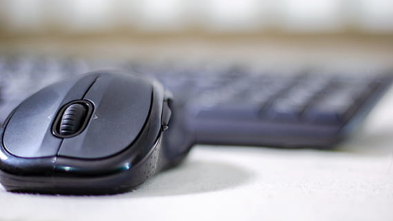 Maus, Tastatur, pc, Computer, Büro, Schreibtisch, Arbeitsplatz, Arbeit, Technologie, Desktop, Geschäft, Mac, Notizbuch, Bloggen, kreativ, Internet, Digitalisierung, Tabelle, Netzwerk, Arbeiten, kabellos, Verbindung, Gerät, Laptop, Nahansicht, Kommunikation, kabellose Technologie, selektiver Fokus, keine Leute, schwarze Farbe, Fokus auf den Vordergrund, Computerausrüstung, drinnen, zwei Objekte, Portabilität, Ausrüstung, Tag, Druckknopf, 2K, CC0, gemeinfrei, lizenzfrei