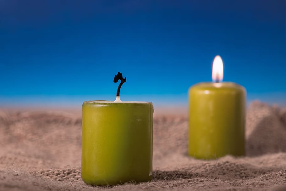 væge, lys, hed, voks, jute, stearinlys, flamme, skinner, varme, dekoration, ild, humør, brændt, jord, natur, brænding, tæt på, sand, blå, himmel, brand - naturligt fænomen, varme - temperatur, ingen mennesker, selektiv fokusering, strand, fokus på forgrunden, miljø, udendørs, belyst, 5K