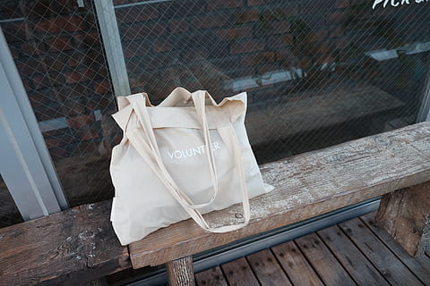 beige, totalizzatore, Borsa, panchina, tote bag, legna, Accessori, accessorio, borsetta, compensato, legno duro, mobilia, Borsa di tela, bar, caffè, crema, colore, titolare, facile, pietra da lastrico, posto a sedere, testo, nessuno, legno - materiale, sedia, Colore bianco, giorno, comunicazione, recinto, in casa, nozze, tessile, tavolo, confine, capi di abbigliamento, evento, natura, sceneggiatura occidentale, barriera, 2K, CC0, dominio pubblico, privo di copyright