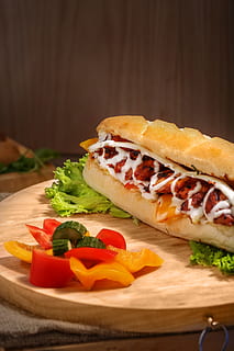 hamburguesa, rebanado, vegetales, carne de vaca, un pan, bollo, de cerca, delicioso, comida rápida, comida, lechuga, mayonesa, carne, ensalada, Sandwich, sabroso, vegetal, comida y bebida, frescura, listo para comer, alimentación saludable, tomate, adentro, Fruta, naturaleza muerta, nadie, mesa, tamaño de la porción, rebanada, bocadillo, fondo negro, tentación, 5K, CC0, dominio público, libre de derechos