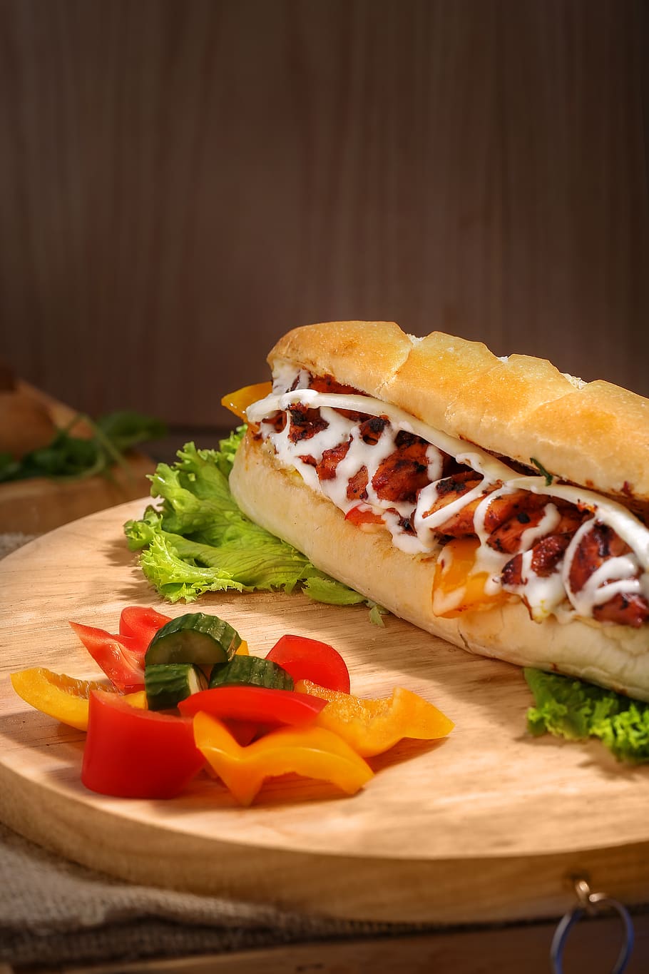 hamburger, affettato, verdure, Manzo, pane, ciambella, avvicinamento, delizioso, Fast food, cibo, lattuga, Maionese, pasto, carne, insalata, Sandwich, gustoso, verdura, cibo e bevande, freschezza, pronto a mangiare, mangiare sano, pomodoro, in casa, frutta, natura morta, nessuno, tavolo, porzioni, fetta, spuntino, sfondo nero, tentazione, 5K