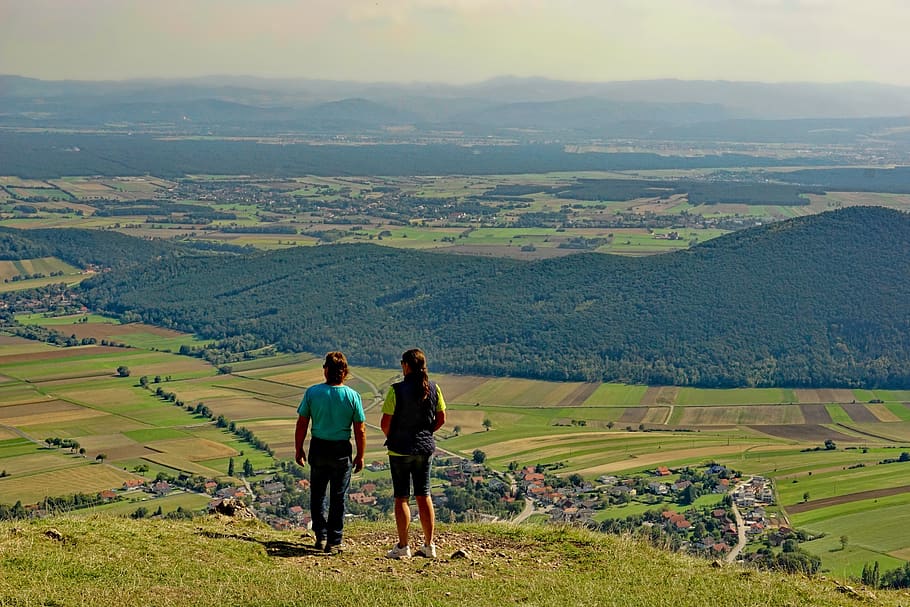 dos, humà, parell, junts, dona, home, relació, més, vista, vall, panorama, paisatge, camps, boscos, naturalesa, escenics - natura, dues persones, bellesa a la natura, medi ambient, escena no urbana, vista del darrere, activitat d'oci, idíl·lic, persones reals, escena tranquil·la, tranquil·litat, estils de vida, homes, muntanya, unió, terra, color verd, roba casual, a l'aire lliure, Serra, parella - relació, emoció positiva, 2K