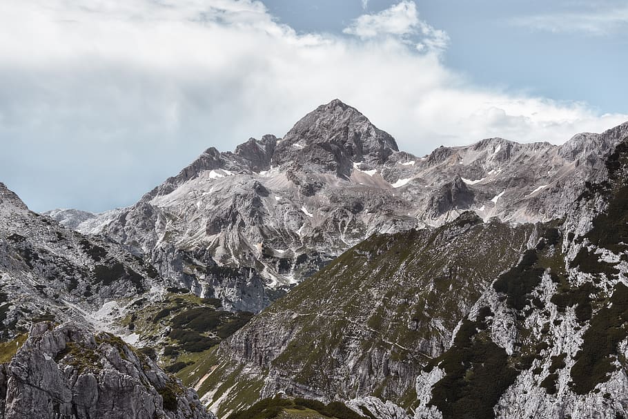grauer Felsenberg, Berg, Himmel, Schönheit in der Natur, Szenen - Natur, wolke - himmel, Natur, ruhige Szene, Ruhe, Nicht-städtische Szene, kalte Temperatur, Rock, Tag, Winter, Schnee, Gebirge, idyllisch, Umgebung, keine Leute, Felsformation, draußen, Gipfel, Formation, schneebedeckter Berg, 5K