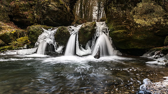 cos, aigua, al costat, rock, boulder, cascada, medi ambient, flux, bosc, gelades, congelat, gel, paisatge, molsa, moviment, naturalesa, puresa, ràpids, roques, escènic, corrent, lapse de temps, arbres, cascades, humit, boscos, exposició llarga, aigua que flueix, bellesa a la natura, arbre, escenics - natura, moviment borrós, planta, davant del mar, que flueix, terra, rock - object, cap gent, esquitxades, poder a la natura, a l'aire lliure, selva tropical, caient aigua, 2K, CC0, domini públic, lliure de regalies