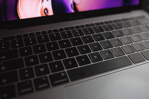 calculator, hardware-ul computerului, hardware-, tastatură, tastatura, Electronică, PC, laptop, persoană, uman, măr, tastare, macbook, ecran, afişa, Monitor, obosi, maşină, roata auto, tehnologie, echipamente de calcul, comunicare, în interior, tehnologia fără fir, conexiune, a închide, scrisoare, cheia computerului, computere, alfabet, culoare neagră, nici o persoana, vedere în unghi mare, Internet, rețea de calculatoare, Violet, criminalitatea informatică, argintiu colorat, comunicații globale, 5K, CC0, domeniu public, fără drepturi de autor