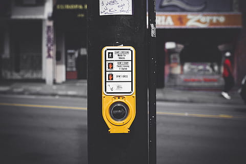 Preto, amarelo, semáforo, cruzando, botão, pressionando o botão, pressione, sinal, cor pop, verão, rua, retrô, São Francisco, californium, cena urbana, placa, tráfego, vida urbana, transporte, estrada, cidade, ao ar livre, carro, 4K, CC0, domínio público, royalty free