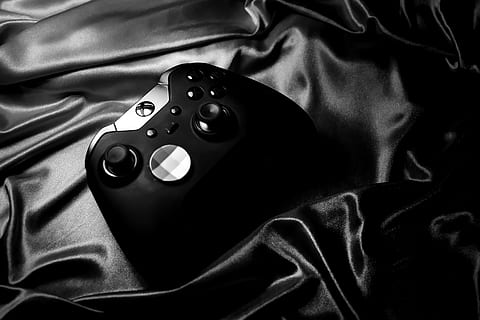 controllore, elite, in casa, tessile, colore nero, avvicinamento, rilassamento, tecnologia, controllo, letto, vista dall'alto, nessuno, natura morta, telecomando, cultura artistica e intrattenimento, comunicazione, mobilia, foglio, direttamente sopra, connessione, biancheria, gioco d'azzardo, 5K, CC0, dominio pubblico, privo di copyright