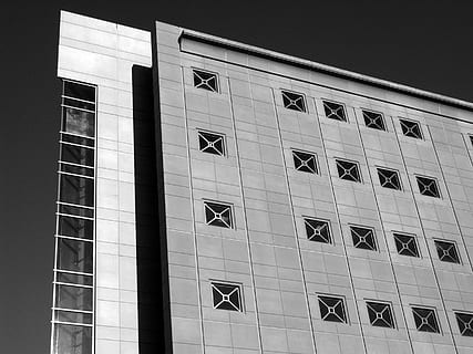 madison, Estats Units, angle, angular, edifici, blanc i negre, Wisconsin, b i w, arquitectura, estructura construïda, exterior de l'edifici, finestra, vista d’angle baix, cap gent, ciutat, vidre - material, modern, en fila, reflexió, a l'aire lliure, oficina, repetició, dia, patró, exterior d’edifici d’oficines, naturalesa, costat a costat, 2K, CC0, domini públic, lliure de regalies