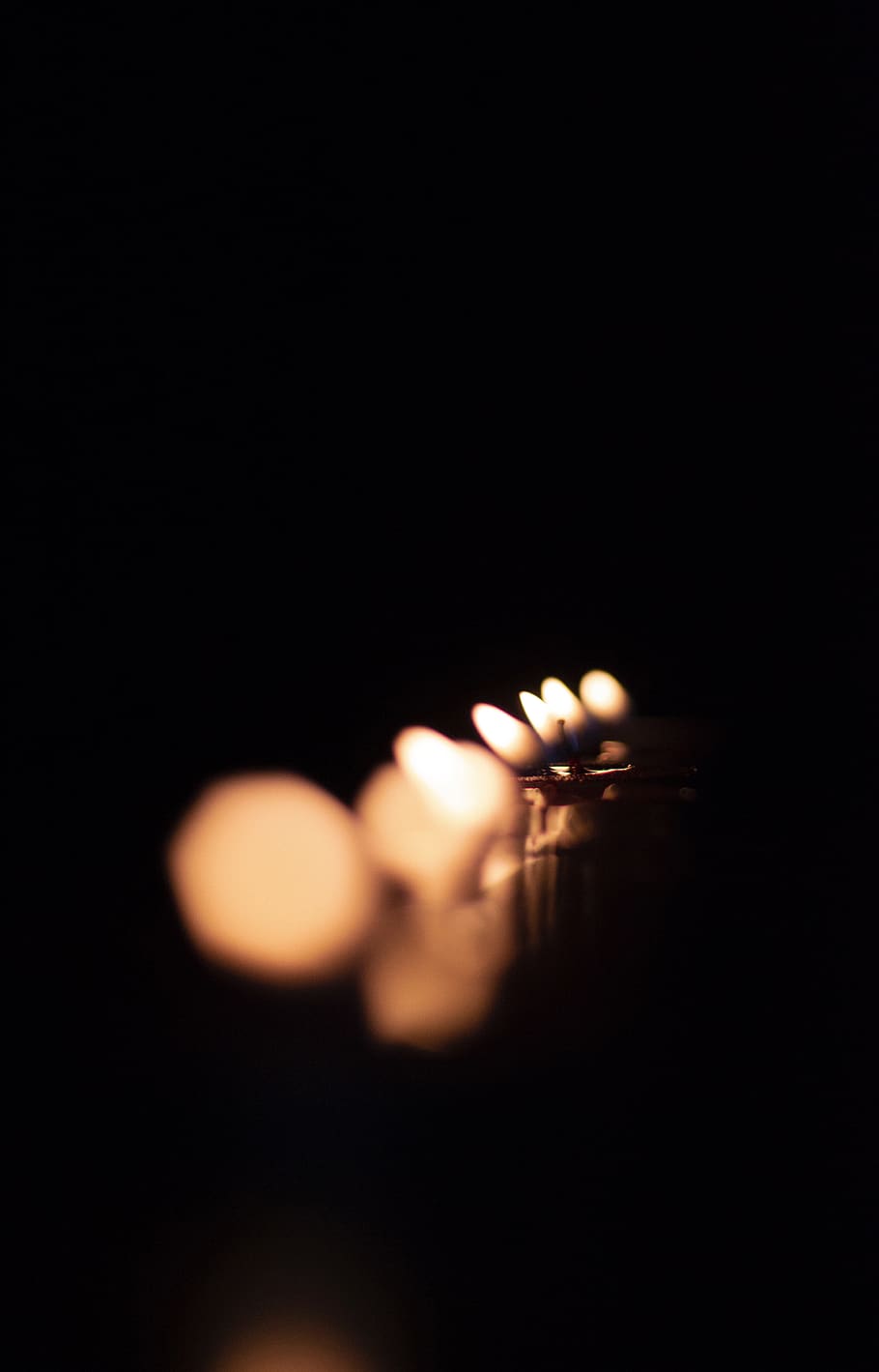 vela, foc, flama, llum, il·luminació, cristall, vigília, flamarada, vida nocturna, diwali, bombeta, masmorra, purpurina, mà, passarel·la, Camí, llançament, dit, adoració, oració, còpia espai, fons negre, a l'interior, tir de l'estudi, primer pla, part del cos humà, mà humana, cremant, fosc, nit, equips d’il·luminació, il·luminat, enfocament selectiu, dones, gent, naturalesa, 4K