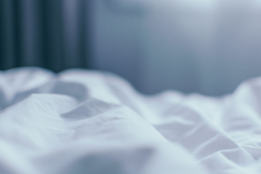 Bett, Schlafzimmer, Innere, Innerhalb, Decke, Komfort, gemütlich, warm, Licht, hell, cool, weich, Hintergrund, hygge, Sommer-, Frühling, fallen, Winter, städtisch, drinnen, Textil-, weiße Farbe, keine Leute, selektiver Fokus, Nahansicht, Blatt, Möbel, Leinen-, zerknittert, Blau, sauber, Entspannung, Wohnraum, Hygiene, Morgen, kopieren sie platz, Weichheit, Reinheit, 5K