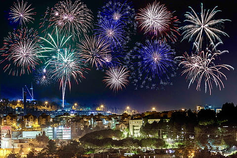 vuurwerk, nacht, natuur, buitenshuis, viering, gelegenheid, hemel, stad, stedelijk, festiviteiten, donker, lange blootstelling, explosie, menigte, festival, Israël, Onafhankelijkheidsdag, licht spoor, evenement, verlicht, buitenkant van het gebouw, architectuur, beweging, kunst cultuur en entertainment, water, ingebouwde structuur, exploderende, vuurwerk - door de mens gemaakt object, geen mensen, multi gekleurd, licht, stadsgezicht, Oudjaarsavond, 4K, CC0, publiek domein, royaltyvrij