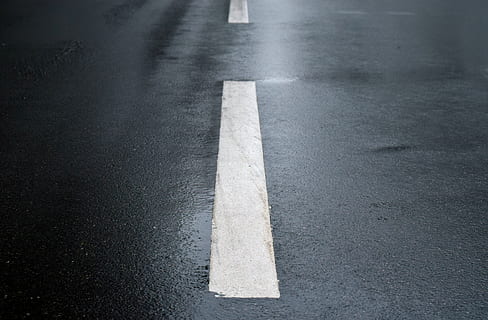 asfalto, strada, toppa, buio, bagnato, prenotazione centrale, catrame, lontano, viaggio, cartello, mezzi di trasporto, segnaletica stradale, simbolo, nessuno, città, marcatura, direzione, pioggia, linea di divisione, giorno, vuoto, via della città, all'aperto, calcestruzzo, 5K, CC0, dominio pubblico, privo di copyright