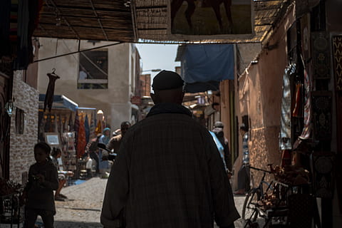 mand, gå, pathway, person, mennesker, human, marokkanske, gade, by, marrakesh, marked, sløring, bokeh, silhuet, vase, plante, flora, krukke, keramik, potteplante, overfrakke, frakke, tøj, bagfra, arkitektur, herrer, taljen op, forretning, tilfældige mennesker, rigtige mennesker, stående, beskæftigelse, indendørs, lille virksomhed, voksen, markedsbod, detail, hat, 5K, CC0, offentligt domæne, royaltyfrie