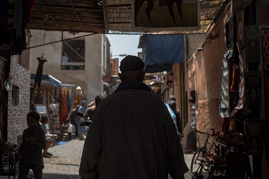 mand, gå, pathway, person, mennesker, human, marokkanske, gade, by, marrakesh, marked, sløring, bokeh, silhuet, vase, plante, flora, krukke, keramik, potteplante, overfrakke, frakke, tøj, bagfra, arkitektur, herrer, taljen op, forretning, tilfældige mennesker, rigtige mennesker, stående, beskæftigelse, indendørs, lille virksomhed, voksen, markedsbod, detail, hat, 5K