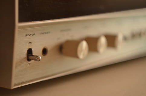 szary komponent audio, wewnątrz, zbliżenie, technologia, kontrola, żadnych ludzi, selektywne skupienie, Elektryczność, połączenie, porozumiewanie się, tekst, skupić się na pierwszym planie, wtyczka połączenia sieciowego, panel sterowania, kultura i rozrywka artystyczna, muzyka, Internet, studio strzał, śieć komputerowa, pismo zachodnie, kabel, zasilacz, sprzęt elektryczny, 4K, CC0, domena publiczna, darmowe zdjęcia