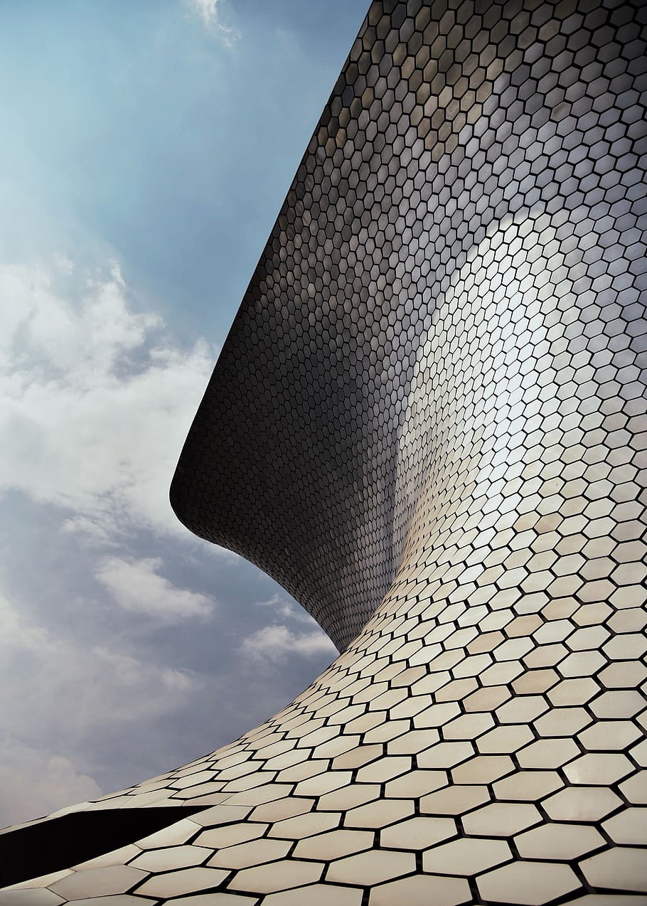 edifici de finestra marró, arquitectura, edifici, triangle, esfera, cel, museu, cúpula, soumaya, mexicà, placa, viatjar, edifici d'oficines, fletxa, torre, campanar, urbà, ciutat, metròpolis, maó, vista d’angle baix, núvol - cel, dia, patró, cap gent, naturalesa, estructura construïda, exterior de l'edifici, sostre, llum solar, a l'aire lliure, metall, modern, protecció, disseny, primer pla, seguretat, 5K