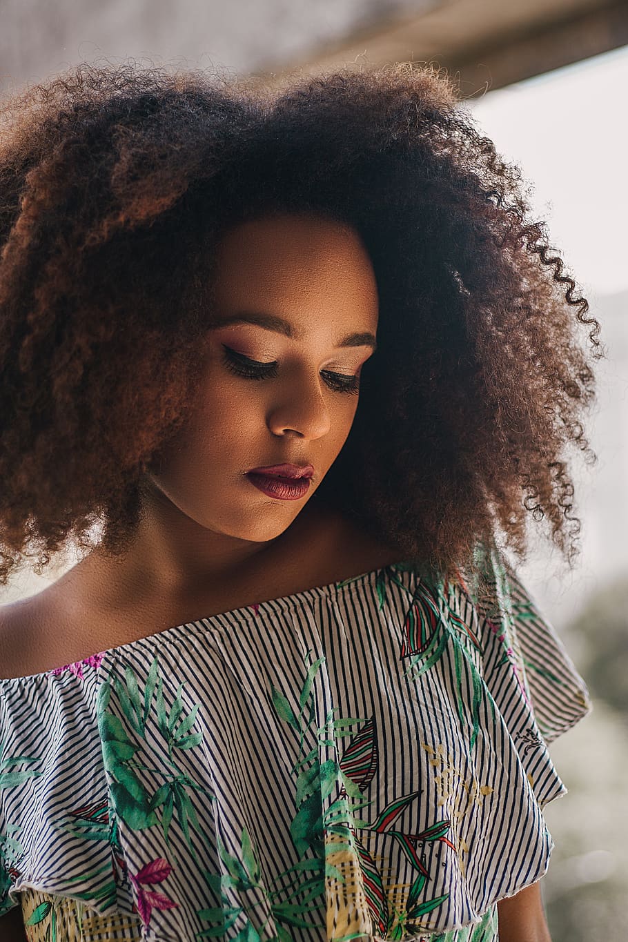 foto, dona, portar, floral, superior, afro, atractiu, bonic, bellesa, cabell arrissat, expressió facial, moda, de moda, femella, cabell, pentinat, senyora, model, persona, sessió de fotos, retrat, estil, desgast, adult jove, una persona, dones joves, dones, adult, roba casual, vista frontal, dona guapa, persones reals, cabell negre, crespa, 4K