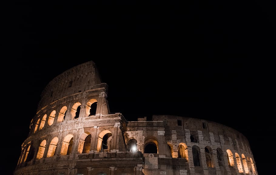 Italia, stadio, fondale, sfondo, età della pietra, tempi romani, romano, antico, vecchio, edificio in pietra, pietra, blocchi, costruzione, architettura, visita Roma, visita, stadi, città, fotografia notturna, notte, il passato, storia, anfiteatro, destinazioni di viaggio, viaggio, turismo, vecchia rovina, cultura artistica e intrattenimento, arco, struttura costruita, illuminato, cielo, copia spazio, antica civiltà, nessuno, archeologia, rovinato, storia antica, 5K