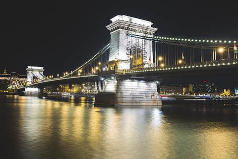 ponte delle catene, budapest, ponte, luci, notte, struttura costruita, connessione, architettura, acqua, ponte - struttura fatta dall'uomo, illuminato, ponte a catena, mezzi di trasporto, fiume, destinazioni di viaggio, lungomare, riflessione, nessuno, città, turismo, viaggio, ponte sospeso, 5K, CC0, dominio pubblico, privo di copyright