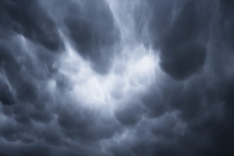 fosc, núvols, durant el dia, tempesta, núvol - cel, cel dramàtic, núvol, cloudscape, cel, núvol de tempesta, fons, atmosfera, bellesa a la natura, cel malhumorat, corba, meteorologia, vent, cap gent, naturalesa, pluja, ominós, a l'aire lliure, pluja torrencial, clima, clima extrem, poder a la natura, fons abstractes, 5K, CC0, domini públic, lliure de regalies