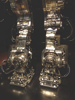 robot, Android, pieds, membre, Fermer, mecha, foncé, futur, cyber, ボ ッ ト, ン ド ロ イ ド, 足, ー ク, い, 将来, イ バ ー, à l'intérieur, personne, machinerie, La technologie, nature morte, partie machine, métal, réflexion, brillant, lien, moteur, complexité, illuminé, contrôle, science, équipement, table, dans une rangée, vue grand angle, couleur argentée, équipement industriel, 5K, CC0, domaine public, libre de droits