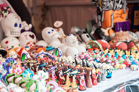 legetøjssamling, stor gruppe af objekter, variation, legetøj, multi farvet, overflod, valg, marked, til salg, repræsentation, ingen mennesker, markedsbod, detail, kollektion, selektiv fokusering, Kunst og håndværk, dag, menneskelig repræsentation, salg, butik, detailvisning, 2K, CC0, offentligt domæne, royaltyfrie