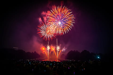 Foto, Feuerwerk, Feier, Explosion, Menge, dunkel, Himmel, Lincoln Gedenkstätte, lila, bunt, Reflexion, Lincoln, 4. Juli, Nacht-, Veranstaltung, explodiert, traditionelles Fest, Feuer - natürliches Phänomen, Feuerwerk - künstliches Objekt, Party - gesellschaftliches Ereignis, Urlaub, Jahrestag, mehrfarbig, rot, Jahr, Juli, Farben, hell, Neujahr, Spaß, Silvester, Performance, Kulturen, zeigt, 5K, CC0, gemeinfrei, lizenzfrei