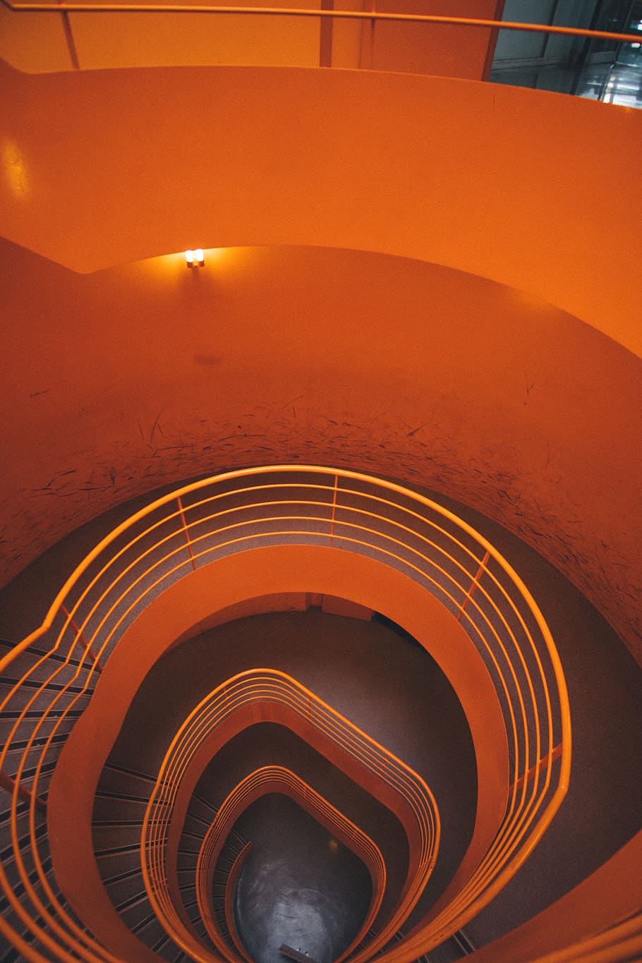 scala arancione, colore arancione, architettura, vista dall'alto, nessuno, in casa, scala, modello, gradini e scale, struttura costruita, spirale, curva, illuminato, natura, cultura artistica e intrattenimento, ringhiera, design, Marrone, giorno, tramonto, 5K