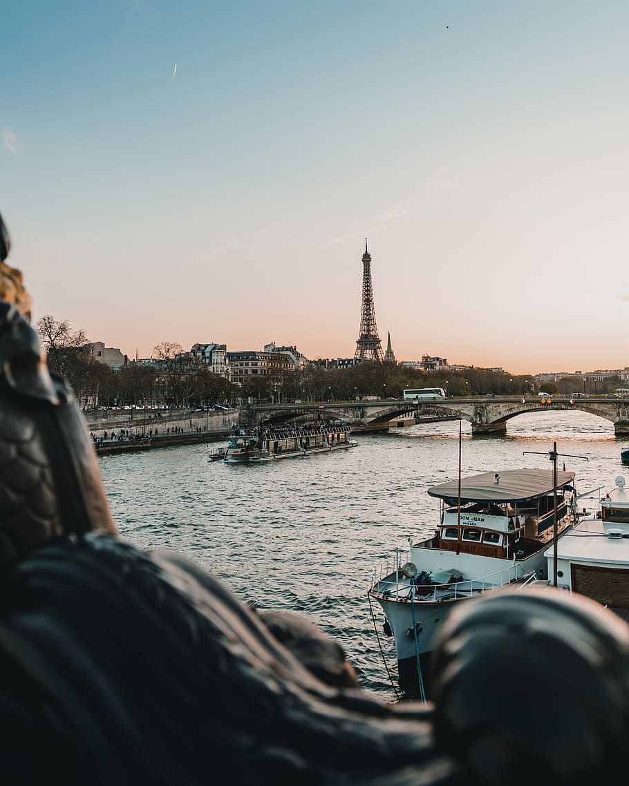 torre eiffel, Parigi, cielo, acqua, architettura, nave nautica, esterno dell'edificio, struttura costruita, mezzi di trasporto, città, modo di trasporto, natura, tramonto, concentrarsi sullo sfondo, fiume, destinazioni di viaggio, costruzione, viaggio, turismo, Torre, nessuno, all'aperto, paesaggio urbano, aereo passeggeri, 4K