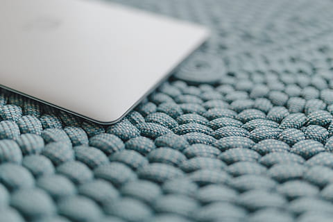 ordinateur portable macbook, bleu, pouf, technologie, macbook, La technologie, portable, ottoman, mise au point sélective, fermer, personne, à l'intérieur, ordinateur, Nourriture et boisson, aliments, affaires, texturé, modèle, lien, grand groupe d'objets, Technologie sans fil, équipement informatique, industrie, prise de vue en studio, partie informatique, arrière-plans, économie, 5K, CC0, domaine public, libre de droits