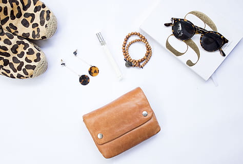 okulary przeciwsłoneczne typu clubmaster w szylkret, zroszony, brązowy, naszyjnik, flatlay, portfel, akcesorium, szafa, instagram, moda, Perfumy, gabinet, okular przeciwsłoneczny, styl, but, mieszkanie, styl życia, badać, okulary, buty, moda flatlay, akcesoria osobiste, Skórzany, okulary słoneczne, odzież, portmonetka, tła, elegancja, zbliżenie, biznes, torba, czarny kolor, żadnych ludzi, 4K, CC0, domena publiczna, darmowe zdjęcia